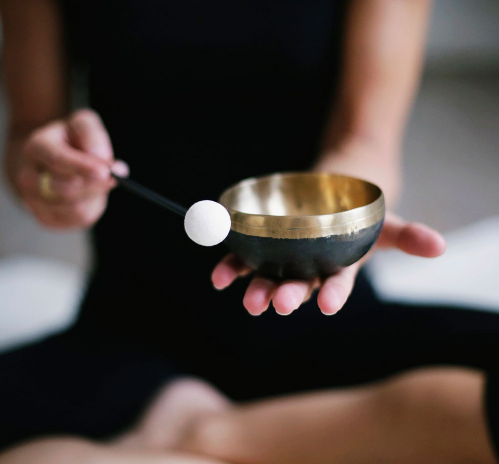 Cuenco sonoro sostenido con la mano durante una experiencia de Innerdance orientada a la escucha, la presencia y la conciencia corporal